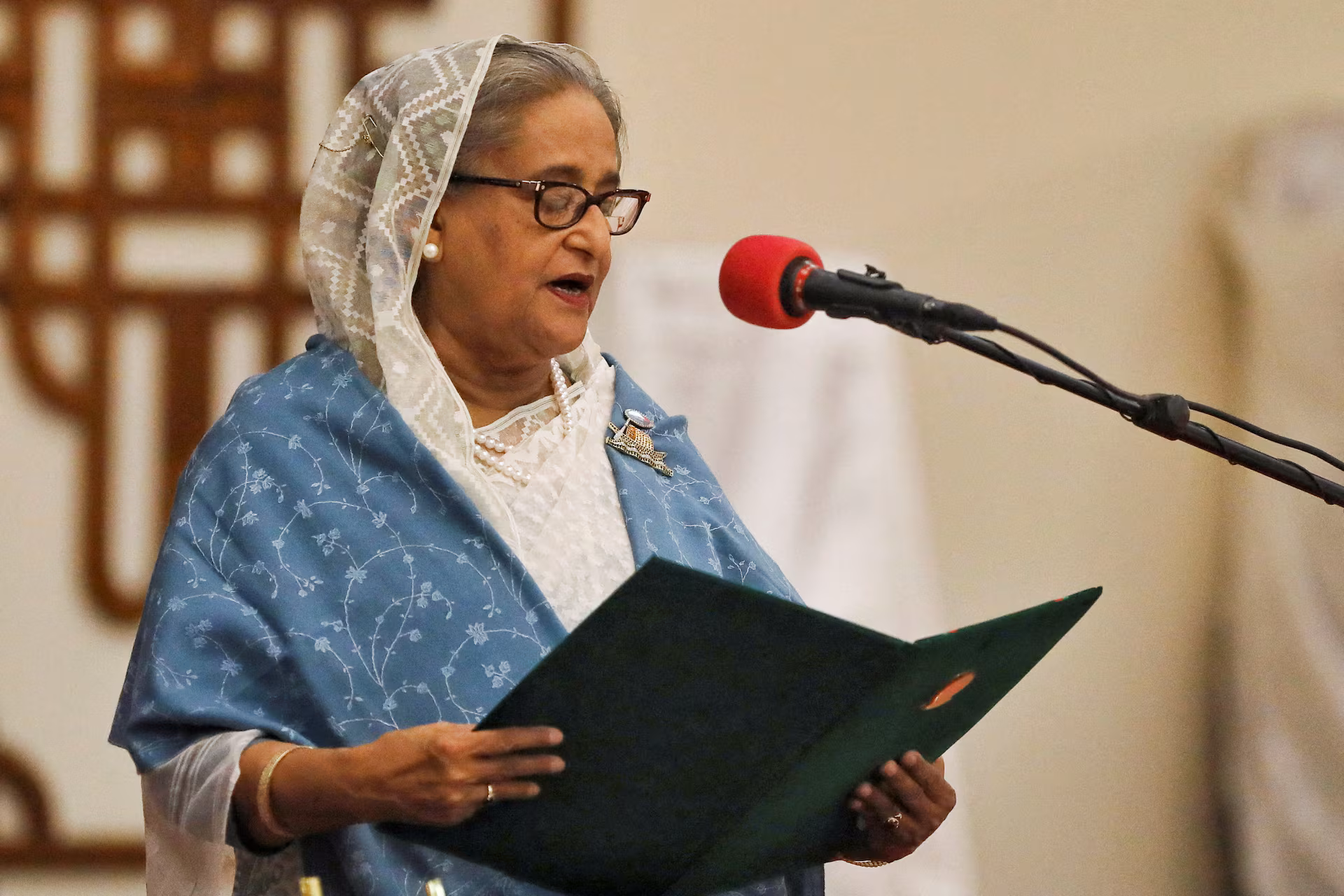 হাসিনাকে ফিরতে বলছে ঢাকা, ‘বিশ্বসেরা আইনজীবী আনুন, তবু রেহাই নেই’