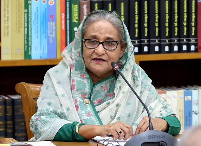 মৃত্যু বা কারাবাসের আশঙ্কা জেনেও ডিসেম্বরের মধ্যে বাংলাদেশে ফিরতে চান শেখ হাসিনা