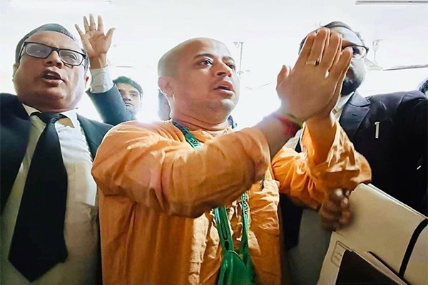 বাংলাদেশে জামিন পেলেন বন্দি হিন্দু সন্ন্যাসী চিন্ময় কৃষ্ণ দাস, তবে আপাতত মুক্তির সম্ভাবনা ক্ষীণ