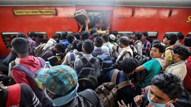 ভোটার লিস্টে নাম তুলতে বেঙ্গালুরু ছাড়ছেন হাজার হাজার বাঙালি পরিযায়ী শ্রমিক